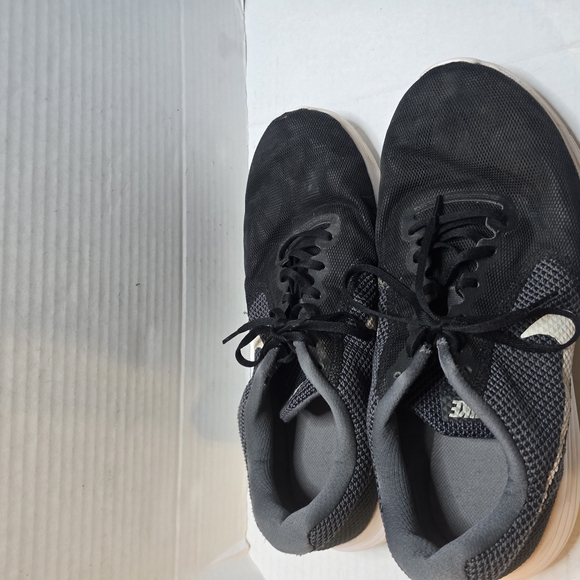 Nike Gray Athletic Shoes - Picture 4 of 8